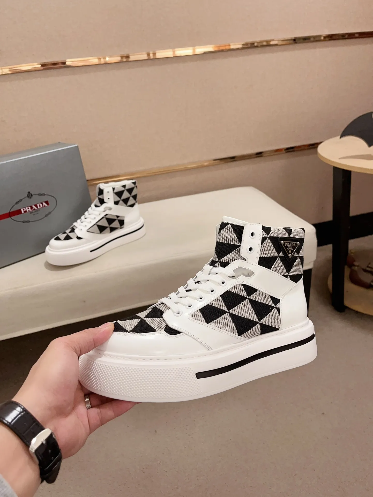 Men's shoes 💰 620💰 ✔️✔️✔️High-quality new PRADA counters are launched at the same time. The new men's shoes and 😘fabric are made of selected first-layer cowhide and triangle △ fabric. Lining: Full cowhide lining. 👍🏿 High-end ☄️ air-cushion molded anti-slip rubber outsole, exquisite lines, simple and elegant, comfortable and high-end for leisure travel. Code number: 38 to 44. 45 can be customized and cannot be returned or exchanged!